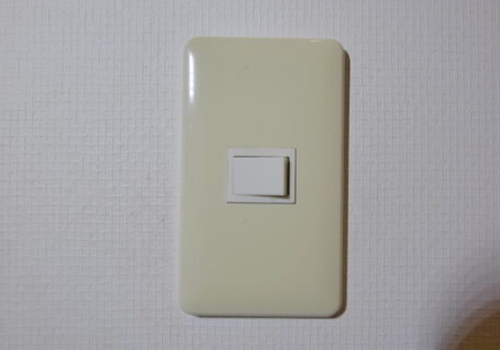名古屋市南区の住宅にて、階段３路照明スイッチを交換しました。交換費用は7,150円（税込）でした。
